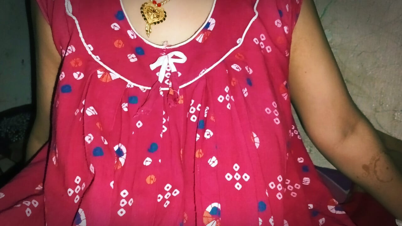 Mujer casada caliente en camisón con condón durante el día, sexo con un blanco