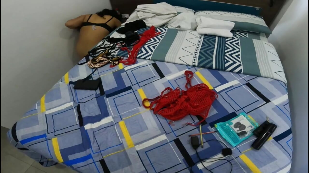 Wie man mit einer süßen latina-milf-hure spricht wenig Englisch und will verschiedene sexy dessous für dich anprobieren - Jhodez1
