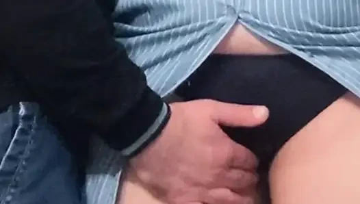 Извращённый старик мастурбирует пальцами в метро