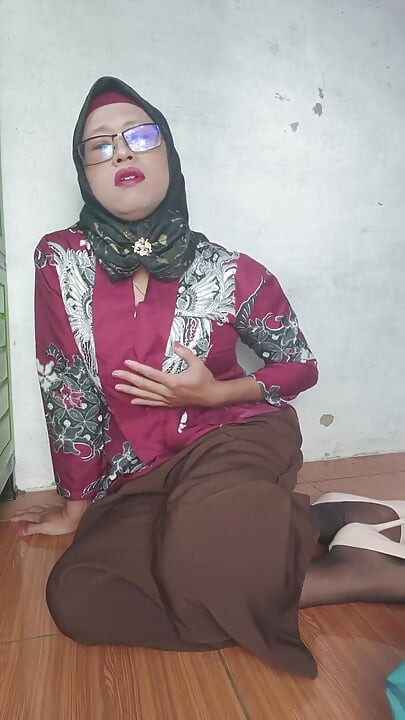 Hijab Shemale Mitha Zhe Fucks Herself with a Dildo