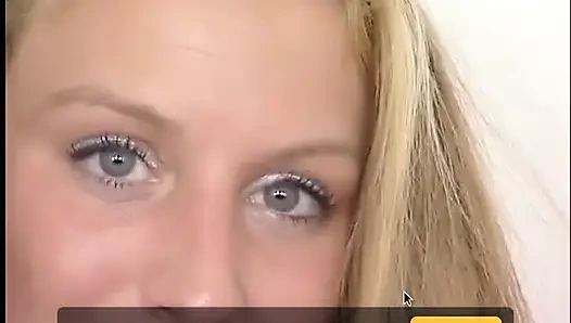 Muhteşem sarışın yapay penisle mastürbasyon yapıyor