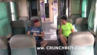 Straigth árabe folla barebak un gay en tren público