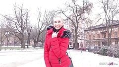Cercetașă germană - fată zveltă Lulu în jachetă de blană și colanți agățată și futută înșelând pe stradă