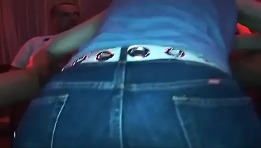 Olgun hatun vahşi grup pound'unda genişliyor