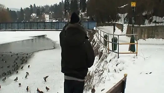 Pirang muda yang cantik meniduri kakeknya di salju