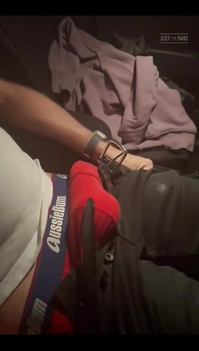 ขับรถกลับบ้านจากยิมฉันต้องดึงควยฉันออกและเฆี่ยนควยฉัน!