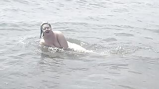 裸で私と一緒に泳いでください!