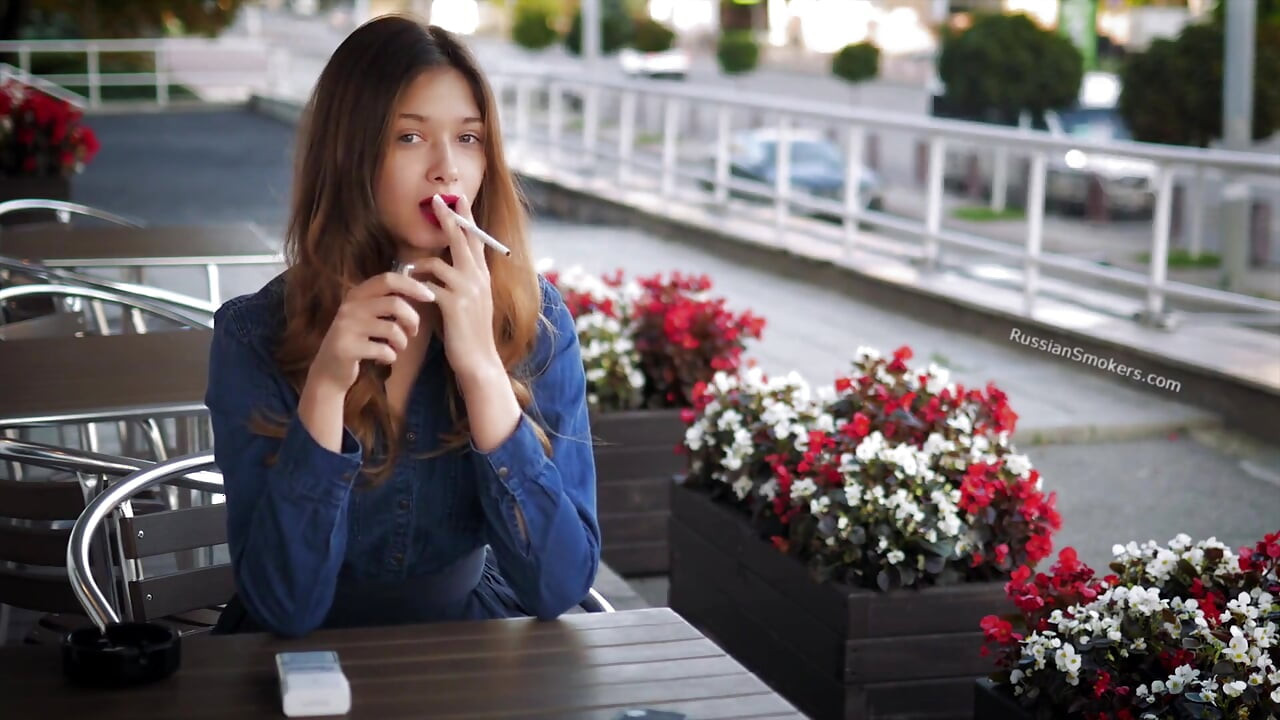 Belleza rusa magnética jugando con humo de cigarrillos