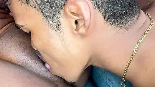 Der kleine Arbeiter fickt hart. Die Frau des Chefs gibt ihm all seine leckere Milch.