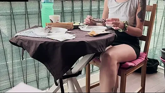Лара ест мясо, затем трахается с минетом и кримпаем на диване