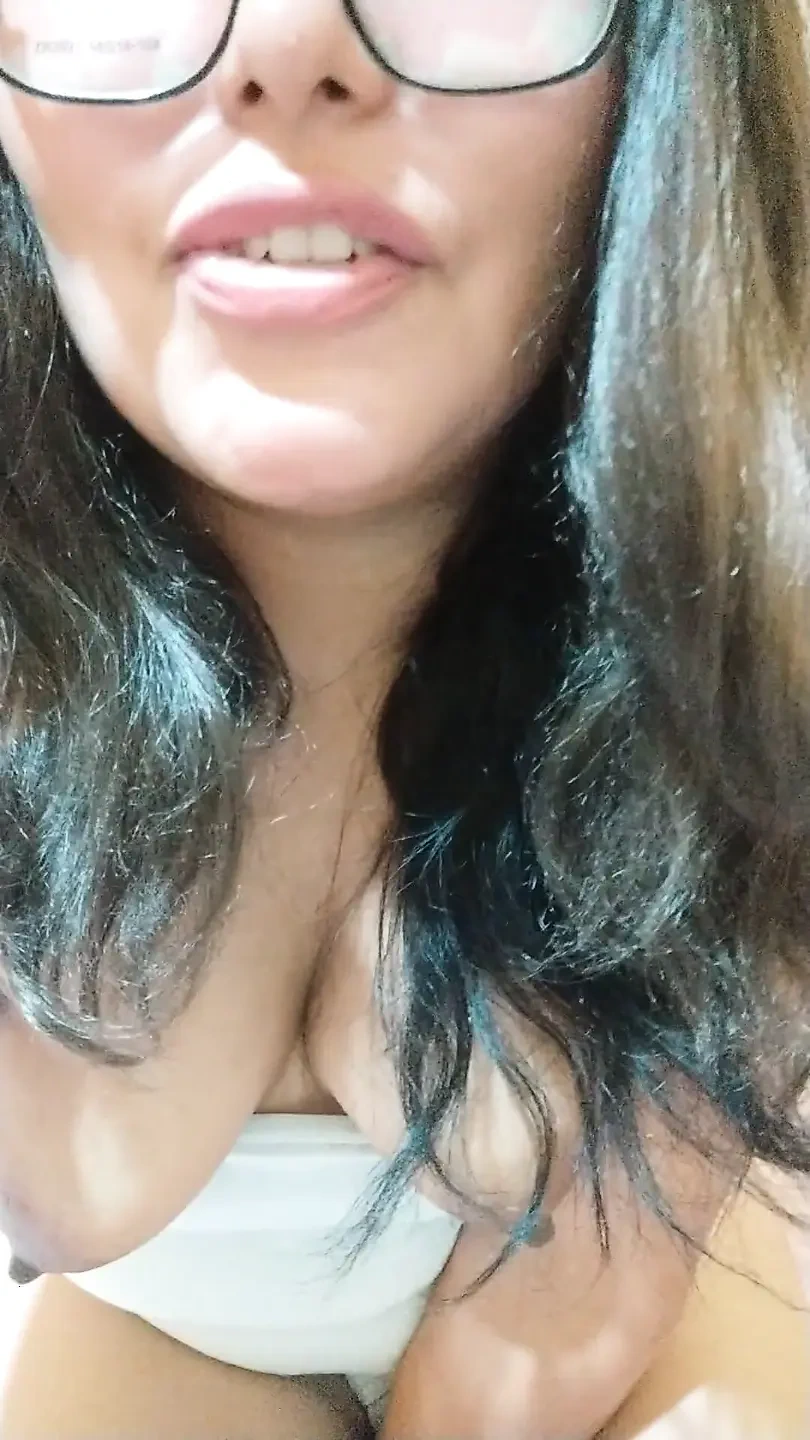 我告诉并承认我第一次和我在家长大的人在一起