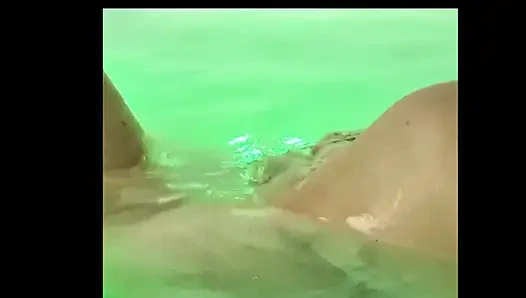 Küçük Linda kasıksız külotlu çorap giyerek araba randevususu için hazırlanıyor