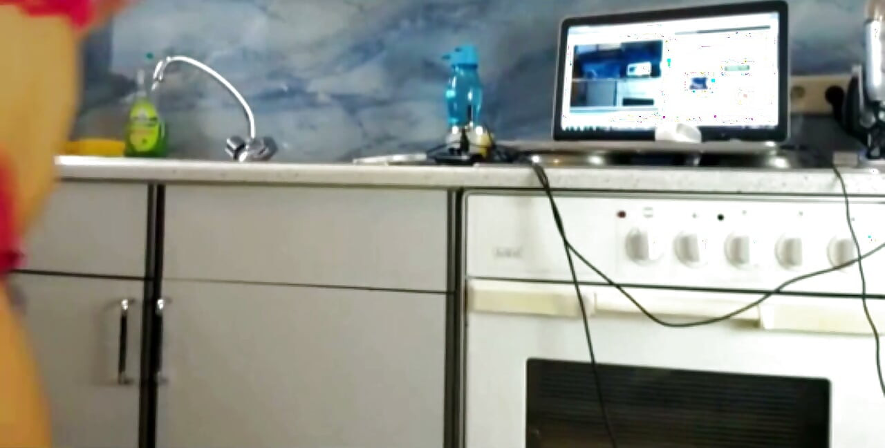 Teen Sexydea se prstima zadovoljava na live webkameri