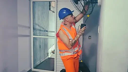 Я заплатил электрику в кабаре работой