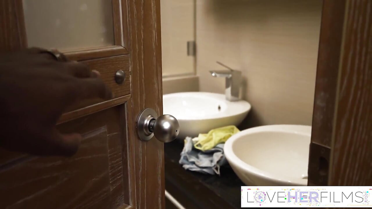 Urocza MILF Natalie Grace jeździ wielki czarny kutas