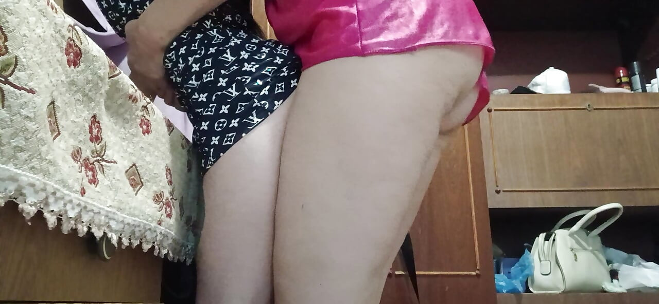 Semasa teman lelaki pergi ke kedai, adik tirinya mengongkek saya