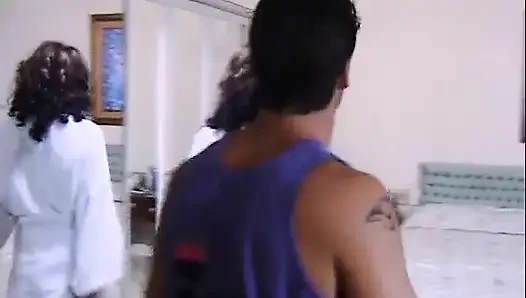 Wunderschöne brünette isabella gibt einen blowjob und bekommt einen arsch gebohrt