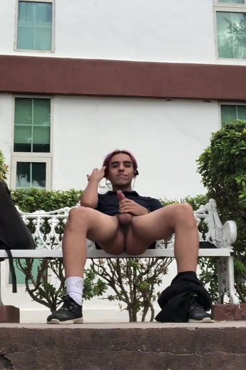 I found a blind spot in the parket sooo I decided to jerk off and feel the adrenaline that comes with doing hot stuff in public