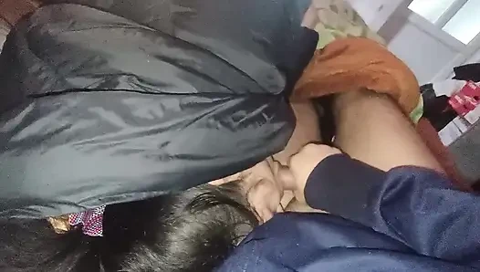 Мне плохо лежит в постели, а мой парень трахает меня в рот, чтобы дать свою сперму и поправиться