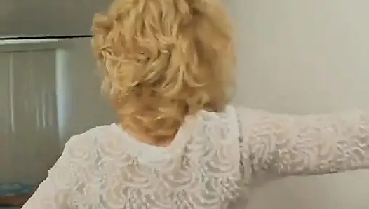 Sahte memeli sarışın orta yaşlı seksi kadın sert sikiliyor ve ağzına boşalıyor