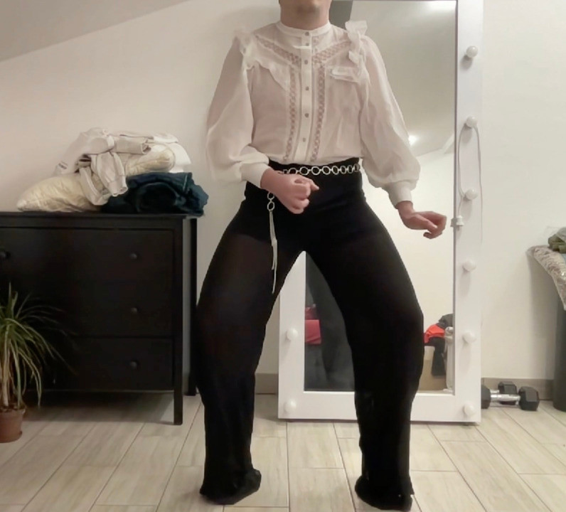 Crossdresser travesti palazzo geniş bacaklı fetiş pantolon, saten ipek blazer, beyaz ofis fırfırlı bluz ve yüksek topuklu çizmeler