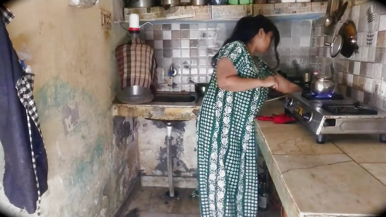 Desi Bhabhi nagy mellek dekoltázs csábítás a konyhában forró indiai falusi lányok leleplezve hindi videó