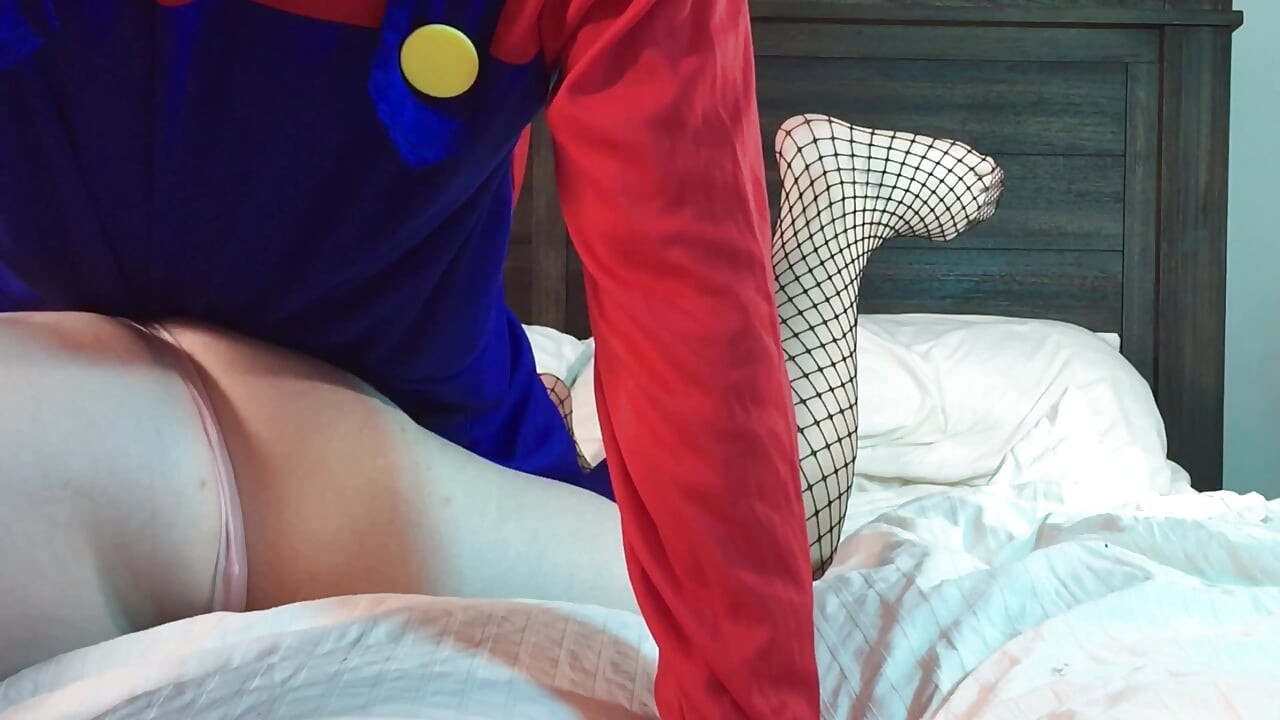 Mario mengongkek awek Tgirl dengan cendawannya