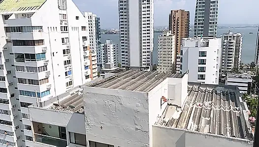 Güzel karım beni komşumla aldatıyor