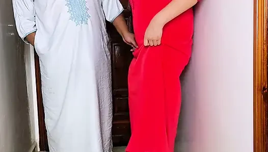 Seks berkelompok Mesir: 2 teman dengan istri teman mereka saat dia sedang bekerja