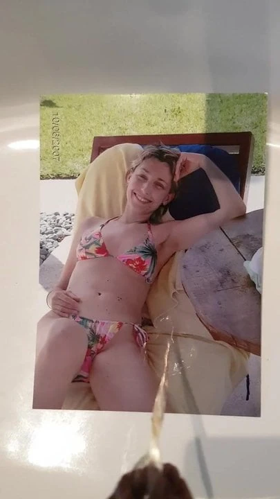 Abra sua boca e beba minha xixi ... puta puta