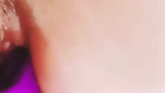 Wanita seksi lagi asik muasin memeknya sendirian