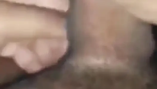 Aynı Anda Erkek Arkadaşının Yarağının Tadını Çıkaran Iki Güzel Kızla Hintli Üçlü Seks