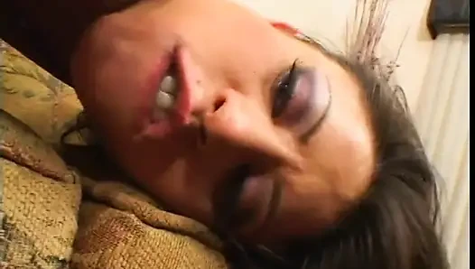 Harika memeli ve götlü eğimli gözlü esmer kadın göt deliğini sert siktiriyor