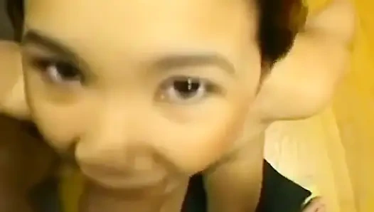 Kitty ilk gerçek büyük yarağını emiyor