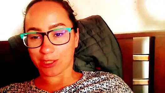 Aku masturbasi diam-diam dengan pintu terbuka