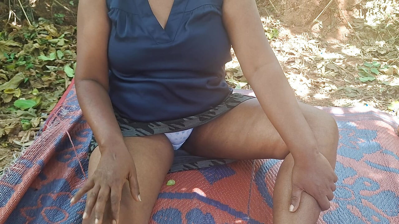 Madrastra cachonda al aire libre y grandes tetas naturales