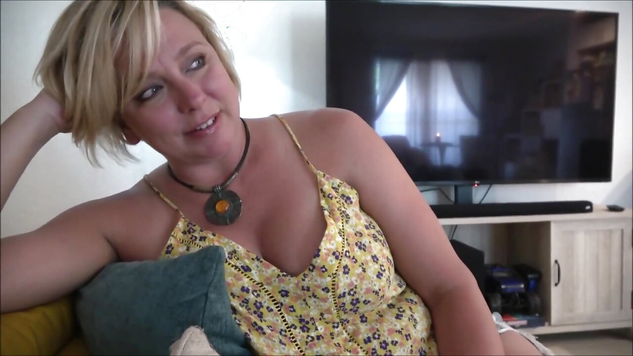 Macocha przyłapuje mnie na oglądaniu porno - Brianna Beach - Alex Adams