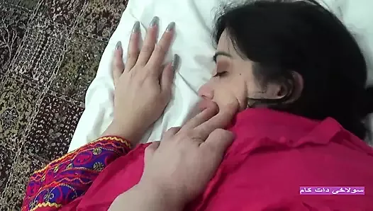 Une belle MILF afghane se fait prendre en levrette avec une énorme éjaculation sur la bouche