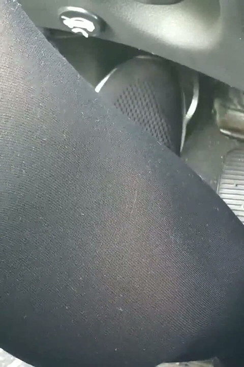 穿着黑色运动鞋的性感踏板