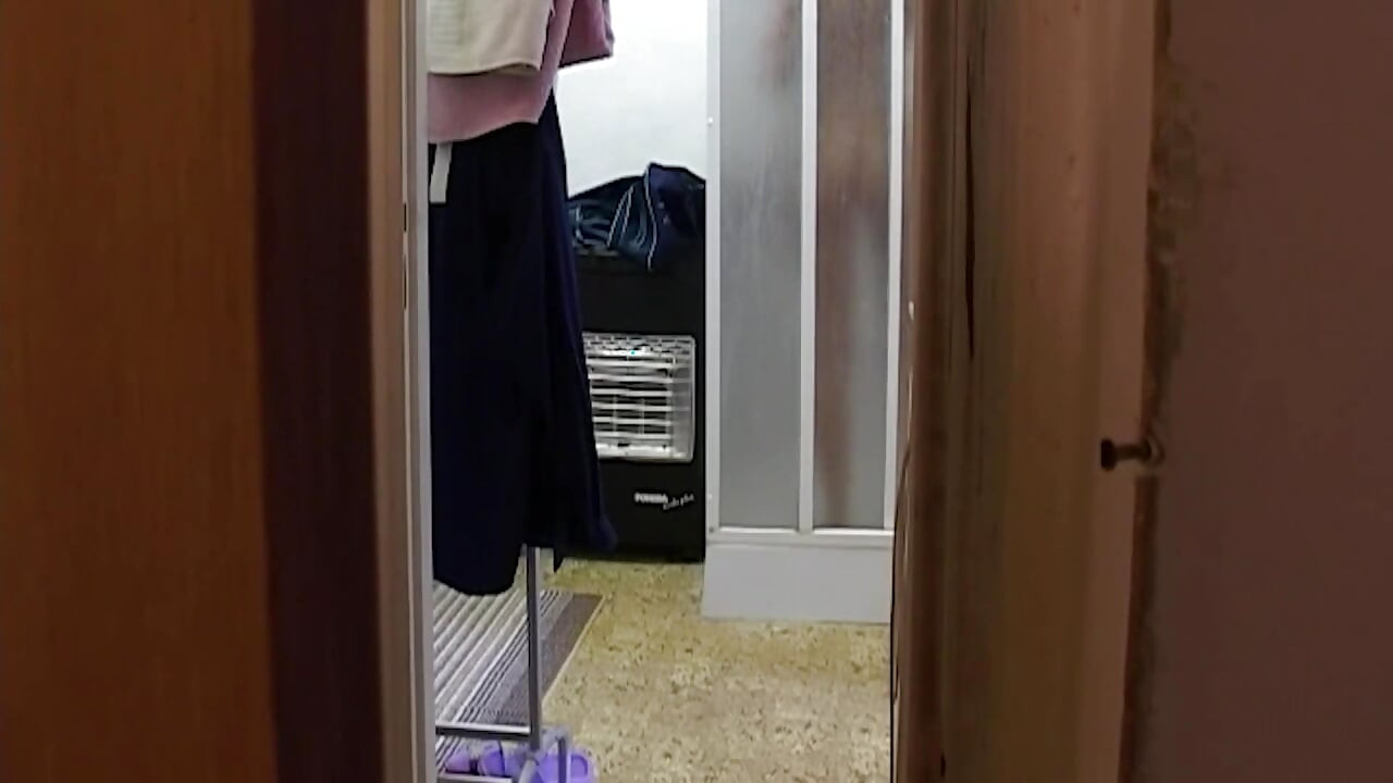 辣妹在門口脫光衣服彎腰