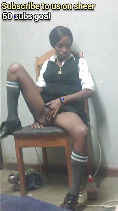 Чорношкіра тінка грає з чорною пиздою в шкільній формі на стільці