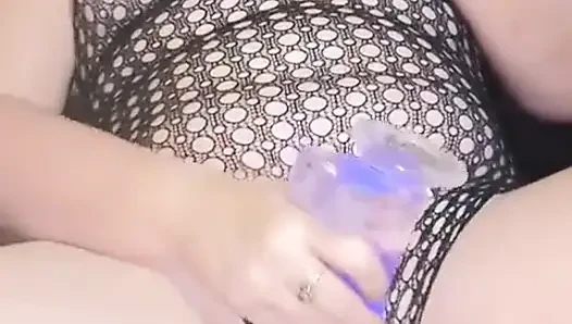 Курящая шлюшка трахает ее киску светящимся дилдо