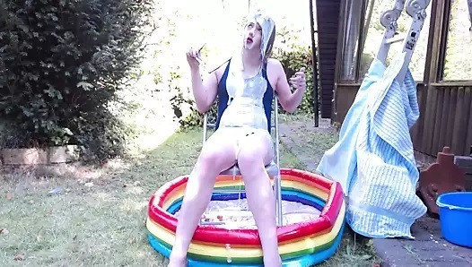 Outdoor-Sissy Wam bedeckt mit schleimigem weißem Gunge, falschem Bukkake