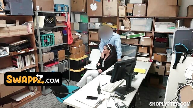 Hırsızlık yapan üvey kız Peyton Robbie ve annesi Sheena memurla bir anlaşma yapıyor