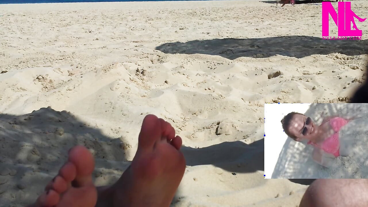 Eu sendo cócegas nos meus pés na praia