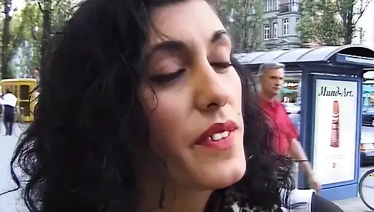 Esmer Kızlar Vahşi Üçlü Grup Seks Yapıyor Ve Dölleniyor