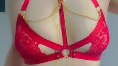 Un strip-tease coquin en lingerie rouge!