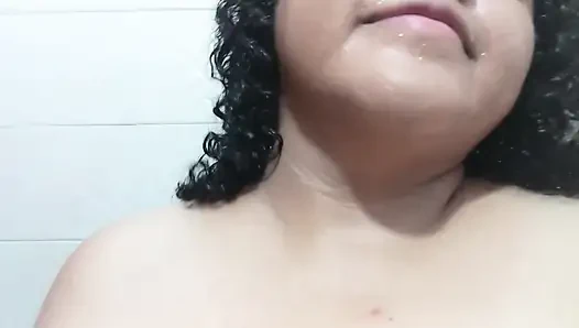 Tombul orta yaşlı seksi üvey anne duşta çıplak