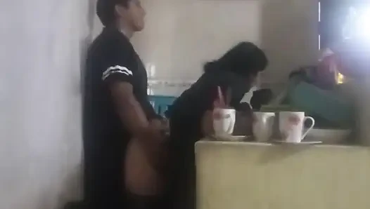 Hizmetçi mutfakta sikiliyor (karım neredeyse bizi buluyor)