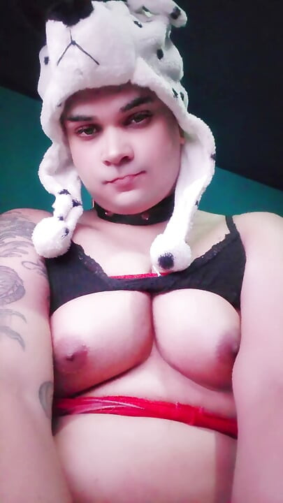 Femboy feminin dengan payudara besar.